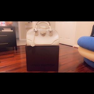 Louis Vuitton hand bag, ivory color.